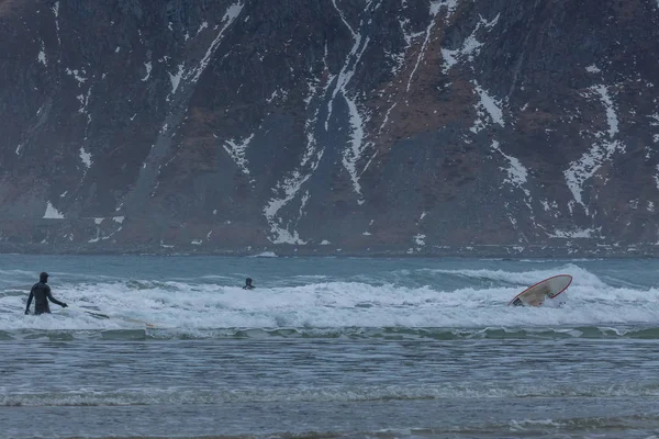 Téli szörfösök itt: Lofoten-szigetek Norvégia — Stock Fotó