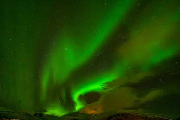 Csodálatos északi fények, Aurora borealis át a hegyeken Észak-Európában - Lofoten szigetek, Norvégia — Stock Fotó