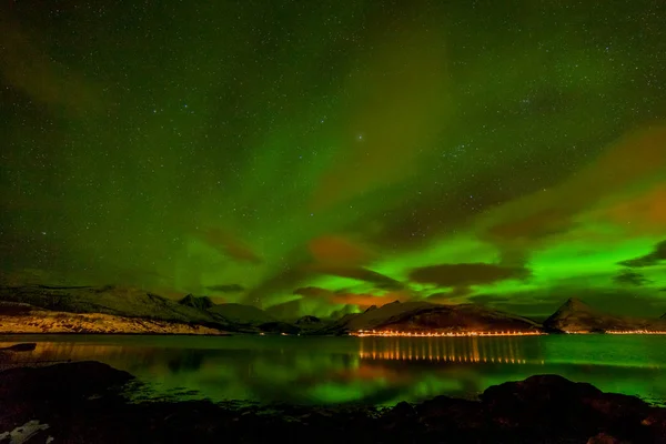 Csodálatos északi fények, Aurora borealis át a hegyeken Észak-Európában - Lofoten szigetek, Norvégia — Stock Fotó