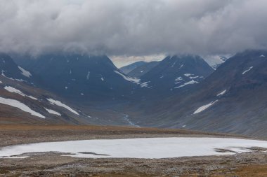 Vadi manzarası. Kuzey İsveç, Sarek Ulusal Parkı fırtınalı havada. seçici odak