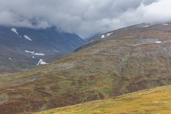 Utsikt över dalen. Norra Sverige, Sareks nationalpark i stormigt väder. selektivt fokus — Stockfoto