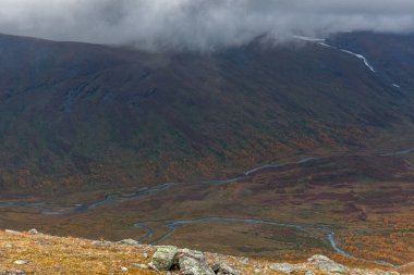 Laponya 'daki Sarek Ulusal Parkı gökyüzünden seçici bir odak noktası