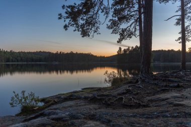 Gölde gün batımı, balık tutmak ve ızgara yapmak için bir yer. İsveç