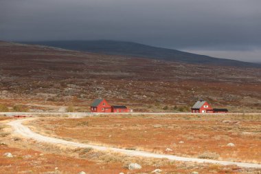 Dağın, sonbahar manzarasının, Norveç 'in üzerindeki muhteşem manzara.