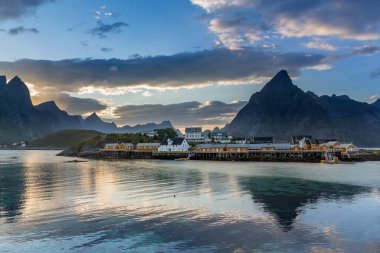 Norveç 'te Lofoten, Norveç' te inanılmaz bir günbatımı var..
