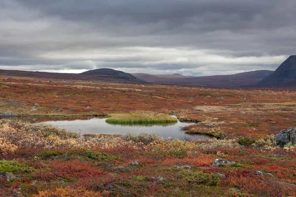 Herfst uitzicht op Sarek National Park, Lapland, Norrbotten County, Zweden, in de buurt van de grens van Finland, Zweden en Noorwegen. selectieve focus — Stockfoto