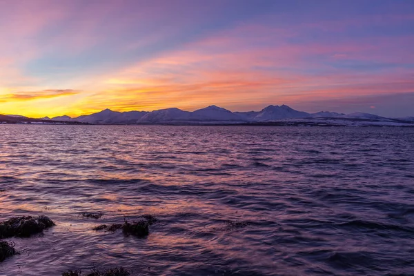 Дивовижний схід сонця з дивовижним пурпуровим кольором над Тромсо, Норвегія. Полярна ніч. Довга швидкість затвору — стокове фото