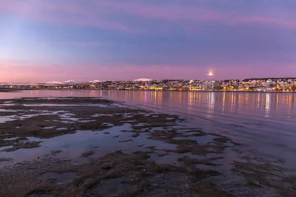 Lever de soleil incroyable avec une couleur magenta incroyable sur Tromso, Norvège. Nuit polaire. vitesse d'obturation longue — Photo