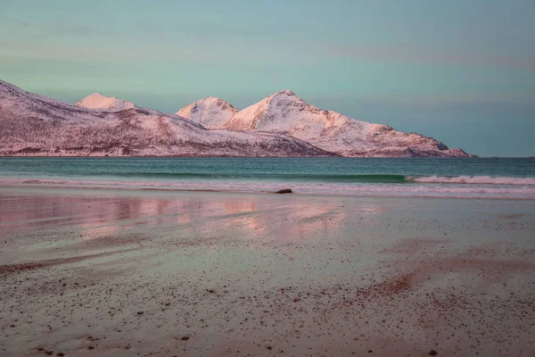 Nascer do sol incrível com cor magenta incrível sobre praia de areia. Tromso, Noruega. Noite polar. velocidade longa do obturador — Fotografia de Stock