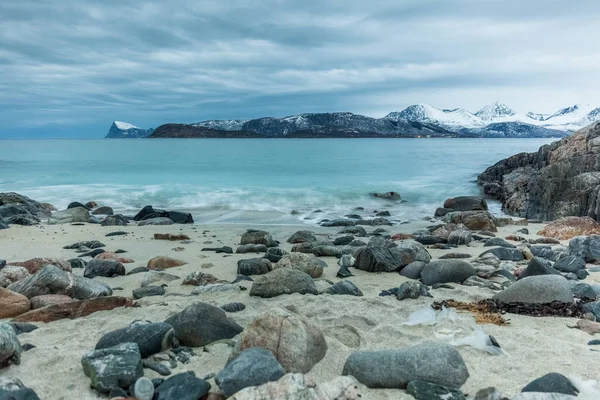 Hermosa vista sobre fiordo. Sommaroy, Noruega. Noche polar. larga velocidad de obturación —  Fotos de Stock