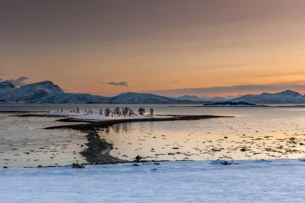 Superbe coucher de soleil sur l'île de Lofoten, Norvège. Paysage hivernal dramatique — Photo