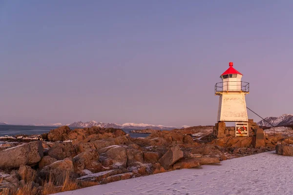 Coucher de soleil incroyable sur le phare des îles Lofoten, Norvège . — Photo