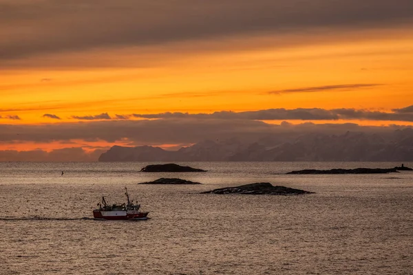 Bateau de pêche avec coucher de soleil incroyable en arrière-plan à Lofoten, Norway . — Photo