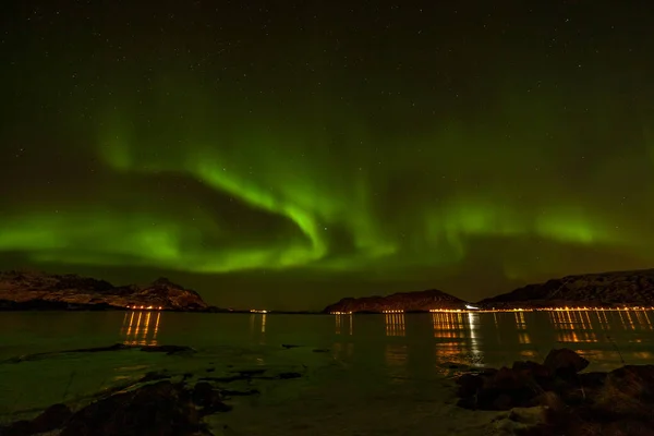 Lumini polare dramatice, Aurora borealis deasupra munților din nordul Europei - Insulele Lofoten, Norvegia — Fotografie, imagine de stoc