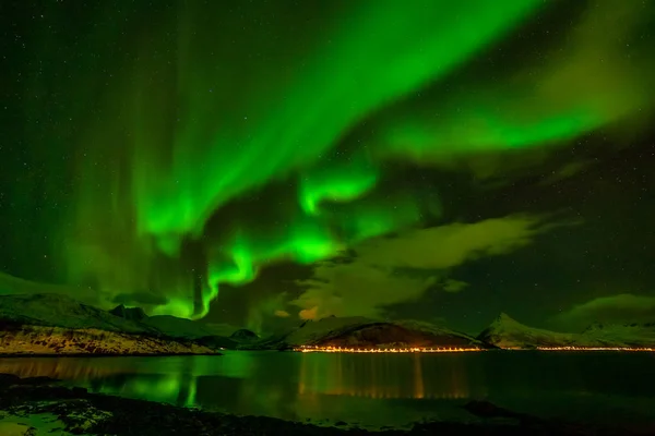 Bela aurora boreal, luzes polares, sobre montanhas no norte da Europa - ilhas Lofoten, Noruega — Fotografia de Stock