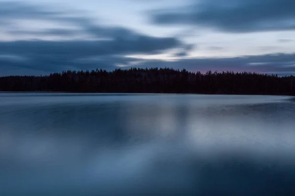 Schöner Sonnenuntergang am See, natürlicher Hintergrund, lange Belichtungszeit — Stockfoto