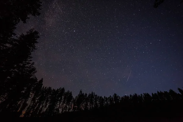 Een miljoen sterren 's nachts. Lange blootstelling. Een meteorendouche. Melkweg — Stockfoto