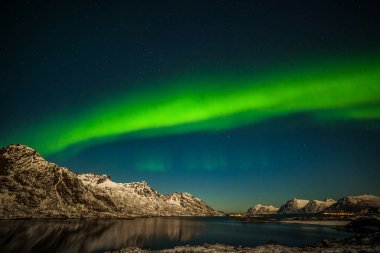 Güzel Aurora Borealis, kutup ışıkları, Kuzey Avrupa 'daki dağların üzerinden - Lofoten adaları, Norveç