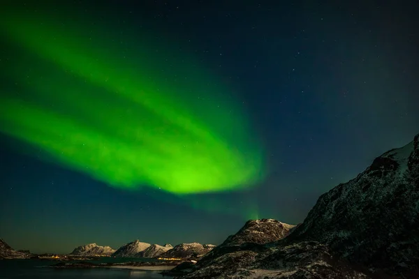 Increíbles luces polares, Aurora boreal sobre las montañas en el norte de Europa - Islas Lofoten, Noruega — Foto de Stock