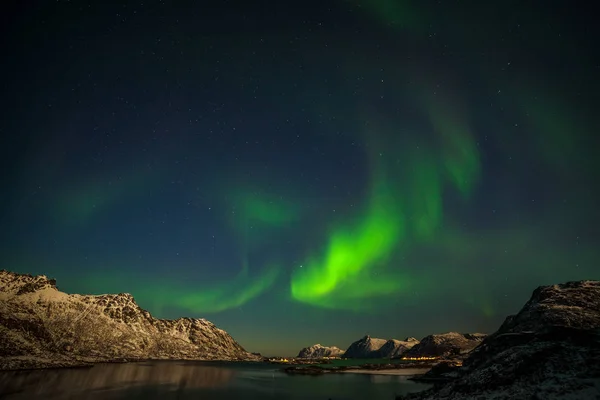 Luces polares, Aurora borealis sobre las montañas en el norte de Europa - Islas Lofoten, Noruega — Foto de Stock