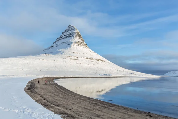 Un bellissimo torrente e Kirkjufell montagna coperta di neve durante l'inverno in Islanda . — Foto Stock