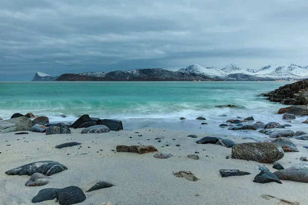 Bela vista sobre o fiorde. Sommaroy, Noruega. Noite polar. velocidade longa do obturador — Fotografia de Stock