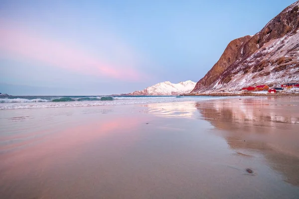 Lever de soleil incroyable avec une couleur magenta incroyable sur la plage de sable. Tromso, Norvège. Nuit polaire. vitesse d'obturation longue — Photo