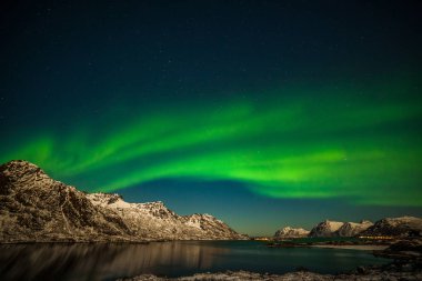 Aurora borealis, kutup ışıkları, Avrupa 'nın kuzeyindeki dağların üzerinden Lofoten adaları, Norveç