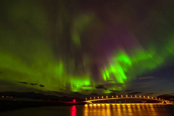 Luces polares dramáticas, Aurora boreal sobre las montañas en el norte de Europa - Islas Lofoten, Noruega — Foto de Stock