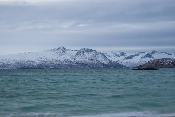 Hermosa vista sobre la playa de arena. Sommaroy, Noruega. Noche polar. larga velocidad de obturación —  Fotos de Stock