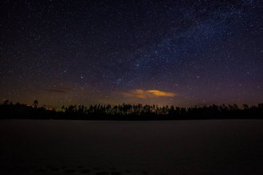 İsveç 'te güneş doğarken bir milyon yıldız. Uzun pozlama. Samanyolu