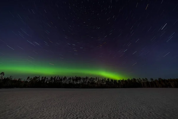 Star Tracks durante la aurora boreal. Suecia. larga exposición — Foto de Stock