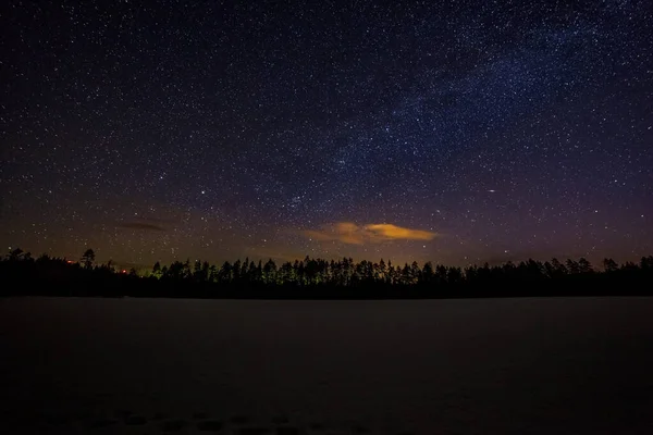 Un million d'étoiles au lever du soleil, en Suède. longue exposition. Voie lactée — Photo