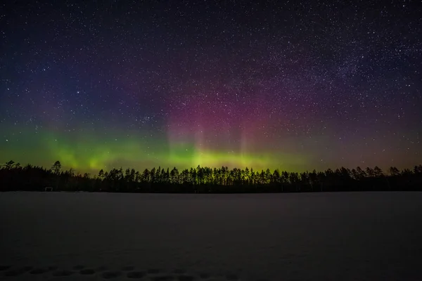 Un millón de estrellas durante la aurora boreal. Suecia. larga exposición — Foto de Stock