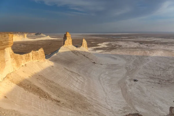La meseta de Ustyurt. Distrito de Boszhir. El fondo de un océano seco Tetis. Restos rocosos. Kazajstán. enfoque selectivo — Foto de Stock