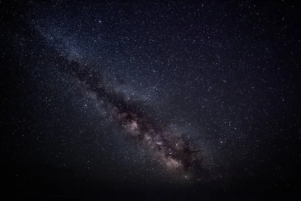 Kleurrijke ruimteopname die het heelal melkweg sterrenstelsel toont met sterren en ruimtestof. lange blootstelling — Stockfoto