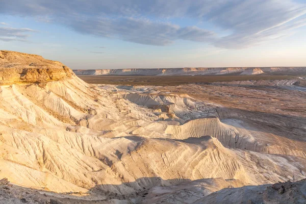 Amanecer sobre la meseta de Ustyurt. Distrito de Boszhir. El fondo de un océano seco Tetis. Restos rocosos. Kazajstán. enfoque selectivo — Foto de Stock