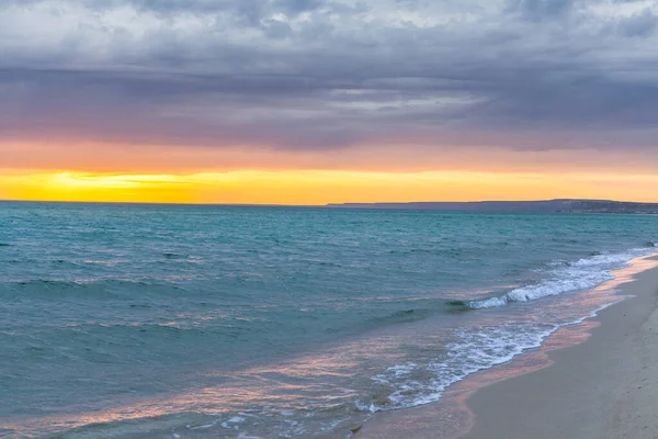 里海海岸上空的烈日落山. 里海上美丽的橙红色日落的背景。 选择性重点 — 图库照片