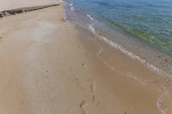 在沙滩上看到蓝色的海浪. 地平线线。 里海，砂岩海岸。 -好的 选择性聚焦，快门速度长 — 图库照片