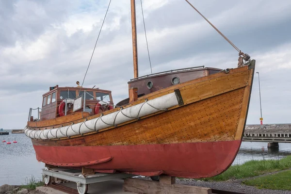 Tahta bir gemi karada duruyor. Oland, İsveç — Stok fotoğraf