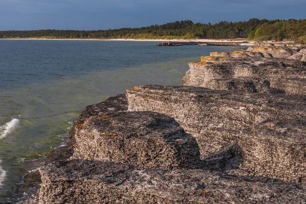 スウェーデン島のByrum raukar島:壮大な石灰岩の形成。選択的焦点 — ストック写真