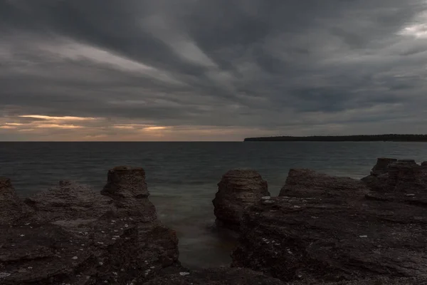 Puesta de sol. Byrum raukar en la isla sueca de Oland: espectaculares formaciones de piedra caliza — Foto de Stock