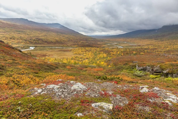 Vista del Parco nazionale di Sarek in autunno, Svezia, focus selettivo — Foto Stock