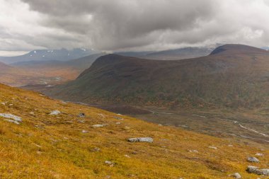 Sonbaharda Sarek Ulusal Parkı, İsveç, seçici odaklanma
