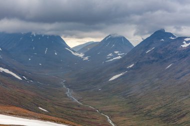 Sonbaharda İsveç 'in kuzeyinde Sarek Ulusal Parkı, seçici odaklı
