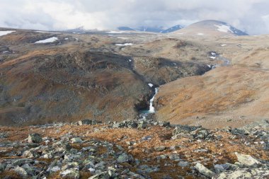 Sarek Ulusal Parkı, Laponya, Norrbotten County, İsveç, Finlandiya, İsveç ve Norveç sınırının sonbahar manzarası. seçici odak