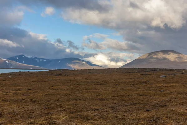 Podzimní pohled na národní park Sarek, Laponsko, Norrbotten County, Švédsko, v blízkosti hranic Finska, Švédska a Norska. selektivní zaměření — Stock fotografie