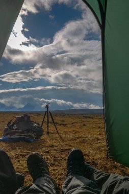 Çadırdan dağlara muhteşem bir manzara ve harika bir gökyüzü. Sarek.