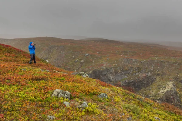 Mochila de bruja excursionista femenina en el sendero Kungsleden admirando la naturaleza de Sarek — Foto de Stock