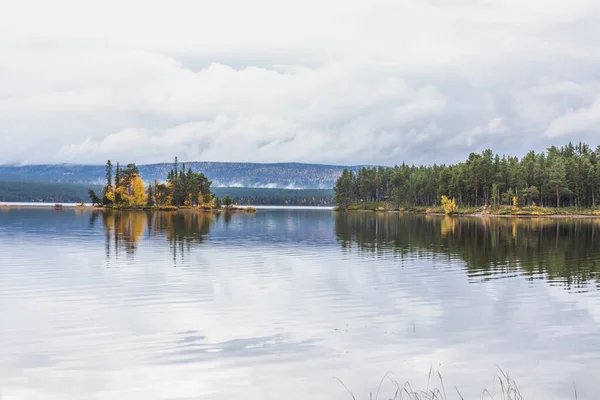 Lago blu nelle montagne artiche di un parco nazionale di Sarek . — Foto Stock